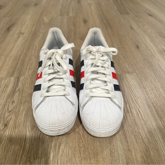 { preloved} Men’s Adidas Superstar White Shoes with Red and Black Accents - Picture 3 of 8
